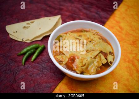 Papad KI sabzi ein indisches Rajasthani Stil Curry Beilage. Rohe oder geröstete Paapad gebraten in Soße Beilage gemacht. Es ist ein Grundnahrungsmittel im Nordwesten Indiens. Stockfoto