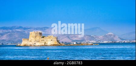 Burg Bourtzi in Nafplio bei Sonnenuntergang, Peloponnes Griechenland Stockfoto