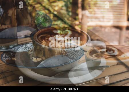 Cappuccino Rezept Becher Café doppelte Belichtung Konzept Hintergrund in Retro vintage natürlichen Garten zeigt den Lifestyle-Design und kreative Zeit Stockfoto