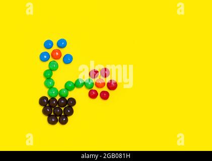 Candy Blumen aus farbigen Bonbons Blumentopf. Bunte Weihnachtsbonbons mit hellem Platz für Text. Frühjahrskonzept Stockfoto