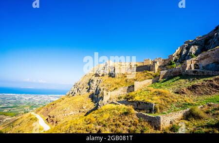 Die Ruinen der Festung von Acrocorinth in Peloponnes - Griechenland Stockfoto