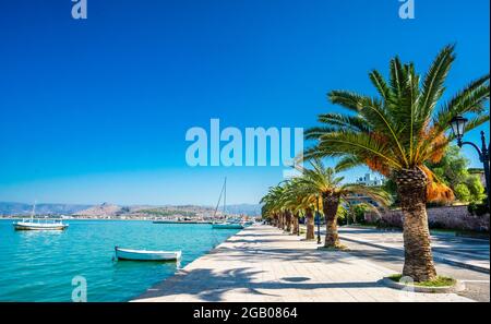 Schöne Promenade am Morgen Sonnenschein an der Küste von Nafplio, Griechenland Stockfoto