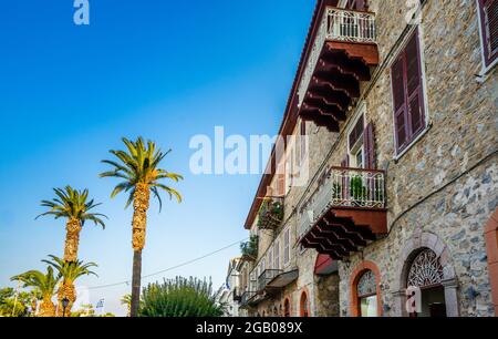 Palme und Gebäude in den Straßen der Altstadt von Nafplio, Greecea Stockfoto