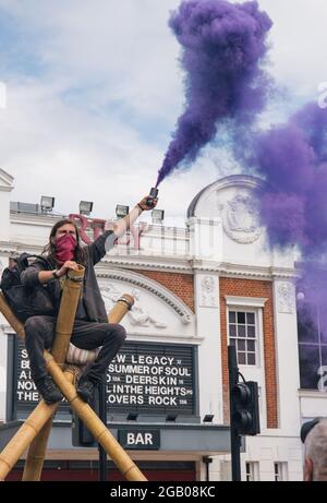 London, England, Großbritannien 1. August 2021 EINE Koalition von Demonstranten blockiert die Brixton Road hinter den Transparenten der Rebellion und der Rebellion des Aussterbens am Afriikan Emancipation Day. Kredit: Denise Laura Baker/Alamy Live Nachrichten Stockfoto