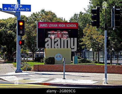 Erster Schultag 11. August 2021, elektronisches Schild an der James Logan High School in Union City, Kalifornien, USA Stockfoto