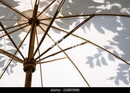 Hintergrund der natürlichen Bambus Baumwolle Regenschirm Sonnenlicht Garten Haus Architektur des Designs Dekoration Stockfoto