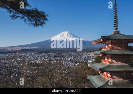 Die ikonischen Blick auf Mount Fuji mit der roten Chureito Pagode und Fujiyoshida Stadt aus Arakurayama sengen Park in Yamanashi Präfektur, Japan. Stockfoto