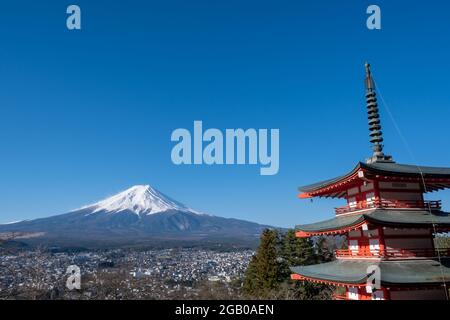 Die ikonischen Blick auf Mount Fuji mit der roten Chureito Pagode und Fujiyoshida Stadt aus Arakurayama sengen Park in Yamanashi Präfektur, Japan. Stockfoto