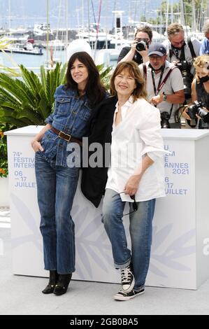 Charlotte Gainsbourg und Jane Birkin besuchen die Fotoschau „Jane von Charlotte“ während des 74. Filmfestivals von Cannes 2021 Stockfoto