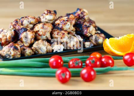 Fleischfilet und Gemüse. Gegrilltes Hühnerfleisch mit frischem Gemüse auf Holztisch serviert Stockfoto