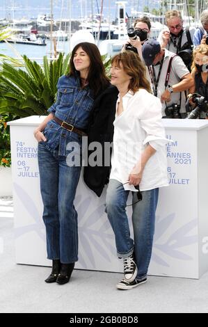 Charlotte Gainsbourg und Jane Birkin besuchen die Fotoschau „Jane von Charlotte“ während des 74. Filmfestivals von Cannes 2021 Stockfoto