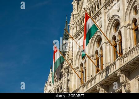 Ungarische Flaggen auf dem ungarischen Parlamentsgebäude oder dem Budapester Parlament, einem Wahrzeichen und beliebten Touristenziel in Budapest, Ungarn Stockfoto