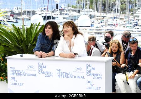 Charlotte Gainsbourg und Jane Birkin besuchen die Fotoschau „Jane von Charlotte“ während des 74. Filmfestivals von Cannes 2021 Stockfoto