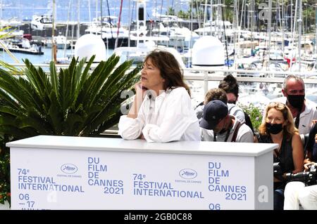 Charlotte Gainsbourg und Jane Birkin besuchen die Fotoschau „Jane von Charlotte“ während des 74. Filmfestivals von Cannes 2021 Stockfoto