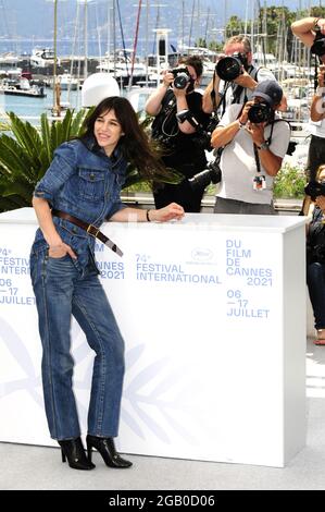 Charlotte Gainsbourg und Jane Birkin besuchen die Fotoschau „Jane von Charlotte“ während des 74. Filmfestivals von Cannes 2021 Stockfoto
