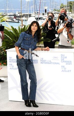 Charlotte Gainsbourg und Jane Birkin besuchen die Fotoschau „Jane von Charlotte“ während des 74. Filmfestivals von Cannes 2021 Stockfoto