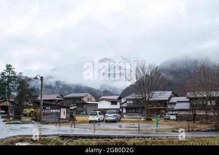 Gifu, Japan - 13. Dezember 2016: Blick auf Shirakawa, eines der beliebtesten Ausflugsziele in Zentraljapan, das traditionelle Dorf Showcasi Stockfoto