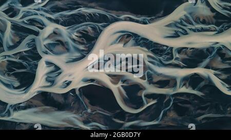 Ein Gletscherfluss von oben. Luftaufnahme der Flüsse von isländischen Gletschern. Schöne Kunst der Mutter Natur in Island geschaffen Stockfoto
