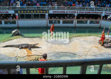 SAMUTPRAKARN, THAILAND - 29. Januar 2017: Krokodilshow der Mann steckte auf der Krokodilfarm seinen Kopf in den Mund des Krokodils Stockfoto