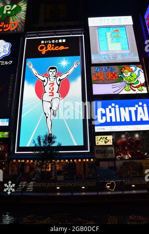 Osaka, Japan - 15. Dezember 2016: Blick auf die bunten Lichtwerbetafeln in der Winternacht im Dotonbori-Einkaufsviertel in Osaka, Japan Stockfoto