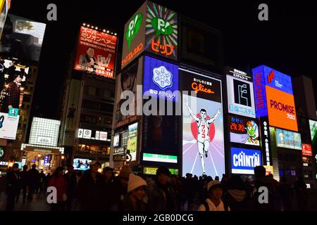 Osaka, Japan - 15. Dezember 2016: Blick auf die bunten Lichtwerbetafeln in der Winternacht im Dotonbori-Einkaufsviertel in Osaka, Japan Stockfoto