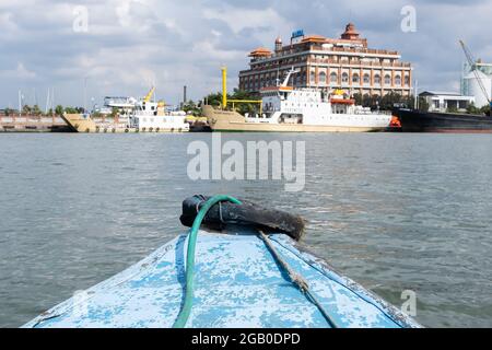 Jakarta, Indonesien - 2. Januar 2019: Blick auf Bootfahren mit einem kleinen Holzschiff entlang im Sunda Kelapa Hafen, Jakarta für die Urlaubsreise Stockfoto