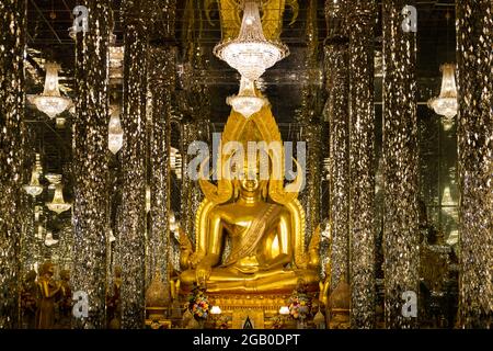 Uthai Thani, Thailand - 12. Januar 2019: Blick auf Wat Tha Sung oder Wat Chantaram, auch bekannt als Glastempel in Uthai Thani, Thailand. Stockfoto