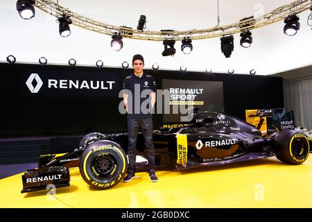 OCON Esteban (Fra) Renault F1 RS.16 Testfahrer Renault Sport F1 Team Ambiance Portrait beim Start des Renault Sport F1 in Guyancourt Technocenter, Frankreich am 3 2016. februar - Foto Frederic Le Floc'h / DPPI Stockfoto