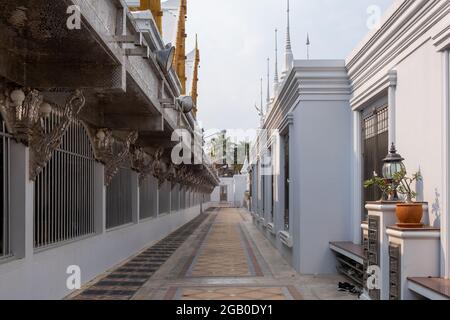 Uthai Thani, Thailand - Januar 12, 2019: Blick auf den Wat Tha gesungen oder Wat Chantharam oder Spiegel aus Glas Tempel, hier ist die berühmte und beliebte Platz in Utha Stockfoto