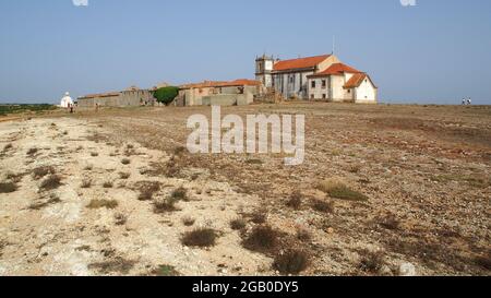Verkommen mittelalterliches Kloster, barocke Kirche unserer Lieben Frau vom Kap aus dem 15. Jahrhundert, Blick auf die Klippen, Cabo Espichel, Portugal Stockfoto