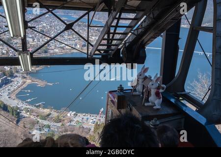 Yamanashi, Japan - 24. März 2019: Blick auf den Mt. Fuji Panorama-Seilbahn Station für den Aufstieg auf den Gipfel des Mt. Katschi Katschi in Fujikawaguchiko, Yamanashi Stockfoto