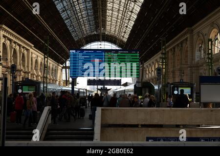 Budapest, Ungarn - 11. Oktober 2019: Ansicht der Passagiere, die den Zug im Keleti Bahnhof in Budapest, Ungarn, laufen und warten. Stockfoto