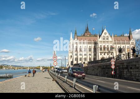 Budapest, Ungarn - 11. Oktober 2019: Blick auf das ungarische Parlamentsgebäude oder das Parlament von Budapest, ein Wahrzeichen und beliebtes Touristenziel Stockfoto