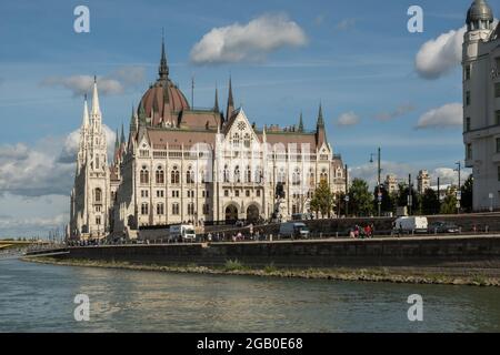 Budapest, Ungarn - 11. Oktober 2019: Blick auf das ungarische Parlamentsgebäude oder das Parlament von Budapest, ein Wahrzeichen und beliebtes Touristenziel Stockfoto