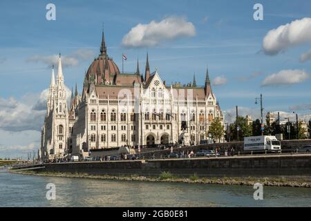 Budapest, Ungarn - 11. Oktober 2019: Blick auf das ungarische Parlamentsgebäude oder das Parlament von Budapest, ein Wahrzeichen und beliebtes Touristenziel Stockfoto