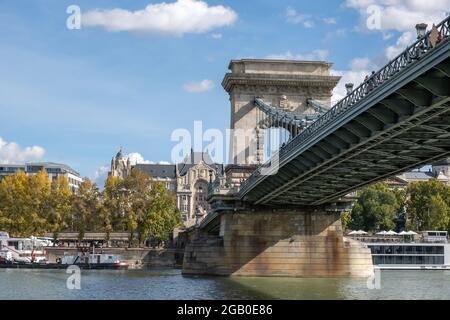 Budapest, Ungarn - 11. Oktober 2019: Luftaufnahme der Skyline von Budapest von der Donaukettenbrücke, dem Schiff und der Stadt, der Hauptstadt und der bevölkerungsreichsten Stockfoto