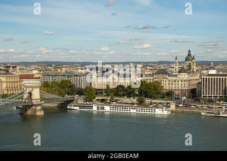 Budapest, Ungarn - 11. Oktober 2019: Luftaufnahme der Skyline von Budapest von der Donaukettenbrücke, dem Schiff und der Stadt, der Hauptstadt und der bevölkerungsreichsten Stockfoto