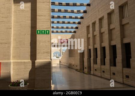 Doha, Katar - 13. Oktober 2019: Blick Katara Kulturdorf, eine Ufergegend mit einem Amphitheater, Museum, Kongresszentrum, plus Geschäfte, Restaurants Stockfoto