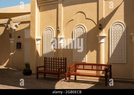 Doha, Katar - 13. Oktober 2019: Blick Katara Kulturdorf, eine Ufergegend mit einem Amphitheater, Museum, Kongresszentrum, plus Geschäfte, Restaurants Stockfoto