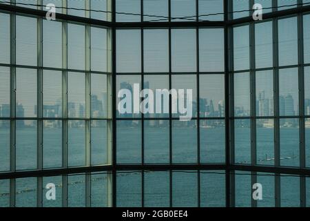 Doha, Katar - 13. Oktober 2019: Blick auf den Schatten der Stadt durch das Glasfenster vom Museum für Islamische Kunst, einem der umfassendsten Sammlungen der Welt Stockfoto