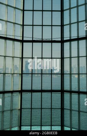 Doha, Katar - 13. Oktober 2019: Blick auf den Schatten der Stadt durch das Glasfenster vom Museum für Islamische Kunst, einem der umfassendsten Sammlungen der Welt Stockfoto