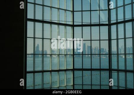 Doha, Katar - 13. Oktober 2019: Blick auf den Schatten der Stadt durch das Glasfenster vom Museum für Islamische Kunst, einem der umfassendsten Sammlungen der Welt Stockfoto