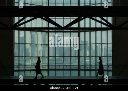 Doha, Katar - 13. Oktober 2019: Blick auf den Schatten der Stadt durch das Glasfenster vom Museum für Islamische Kunst, einem der umfassendsten Sammlungen der Welt Stockfoto