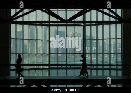 Doha, Katar - 13. Oktober 2019: Blick auf den Schatten der Stadt durch das Glasfenster vom Museum für Islamische Kunst, einem der umfassendsten Sammlungen der Welt Stockfoto