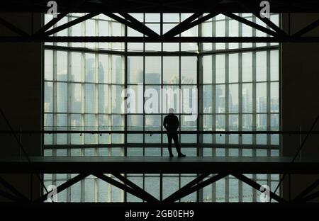 Doha, Katar - 13. Oktober 2019: Blick auf den Schatten der Stadt durch das Glasfenster vom Museum für Islamische Kunst, einem der umfassendsten Sammlungen der Welt Stockfoto