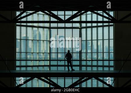 Doha, Katar - 13. Oktober 2019: Blick auf den Schatten der Stadt durch das Glasfenster vom Museum für Islamische Kunst, einem der umfassendsten Sammlungen der Welt Stockfoto