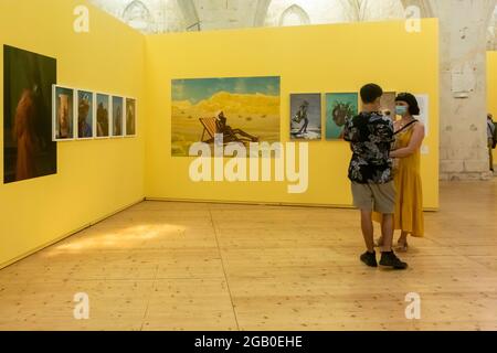 Arles, Frankreich, Paare, die die zeitgenössische Fotoausstellung besuchen, die Kunstgalerie, die neue schwarze Vorhut in der alten Kirche, Eglise Saint-Anne, das jährliche Fotofestival „Les Rencontre d’Arles »“, Menschen, die Kunst in der Kunstgalerie betrachten Stockfoto