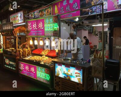 Taipei City, Taiwan - 6. Juli 2015: Blick auf den Nachtmarkt in der Nähe der Wenlin Road, Bezirk Shilin, Taipei City, Taiwan Stockfoto