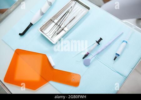 Draufsicht Ausgeschnittene Aufnahme von Dentalwerkzeugen im Zahnarztbüro Stockfoto