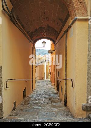 Treppen in einer kleinen und malerischen Gasse im historischen Zentrum von Castagneto Carducci, Toskana Region, Italien Stockfoto